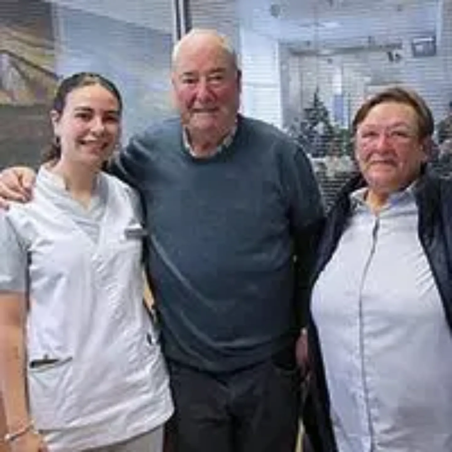 Imagen de Nemesio con dos auxiliares durante una revisión en ensayos clínicos. Clínica Universidad de Navarra
