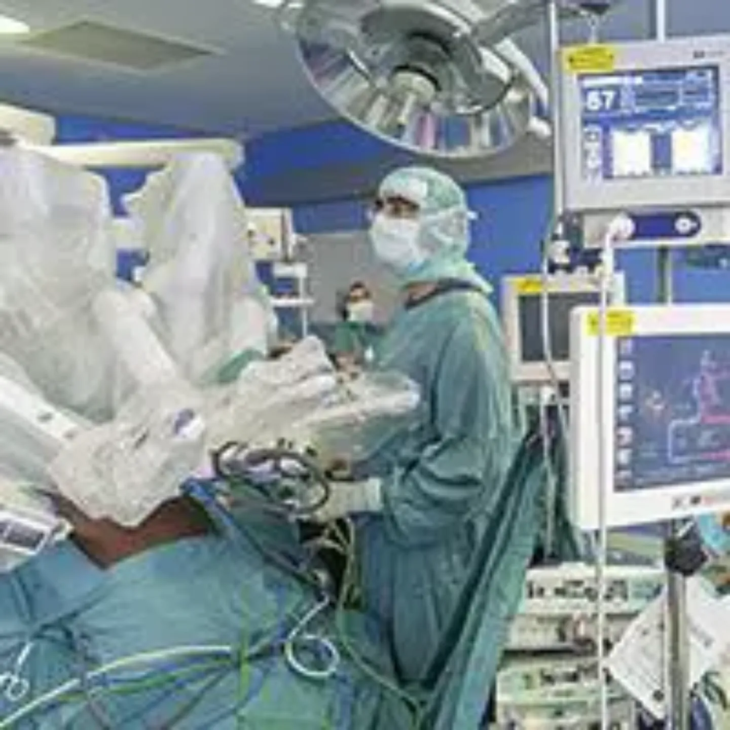 Imagen de un quirófano donde están operando con el robot DaVinci