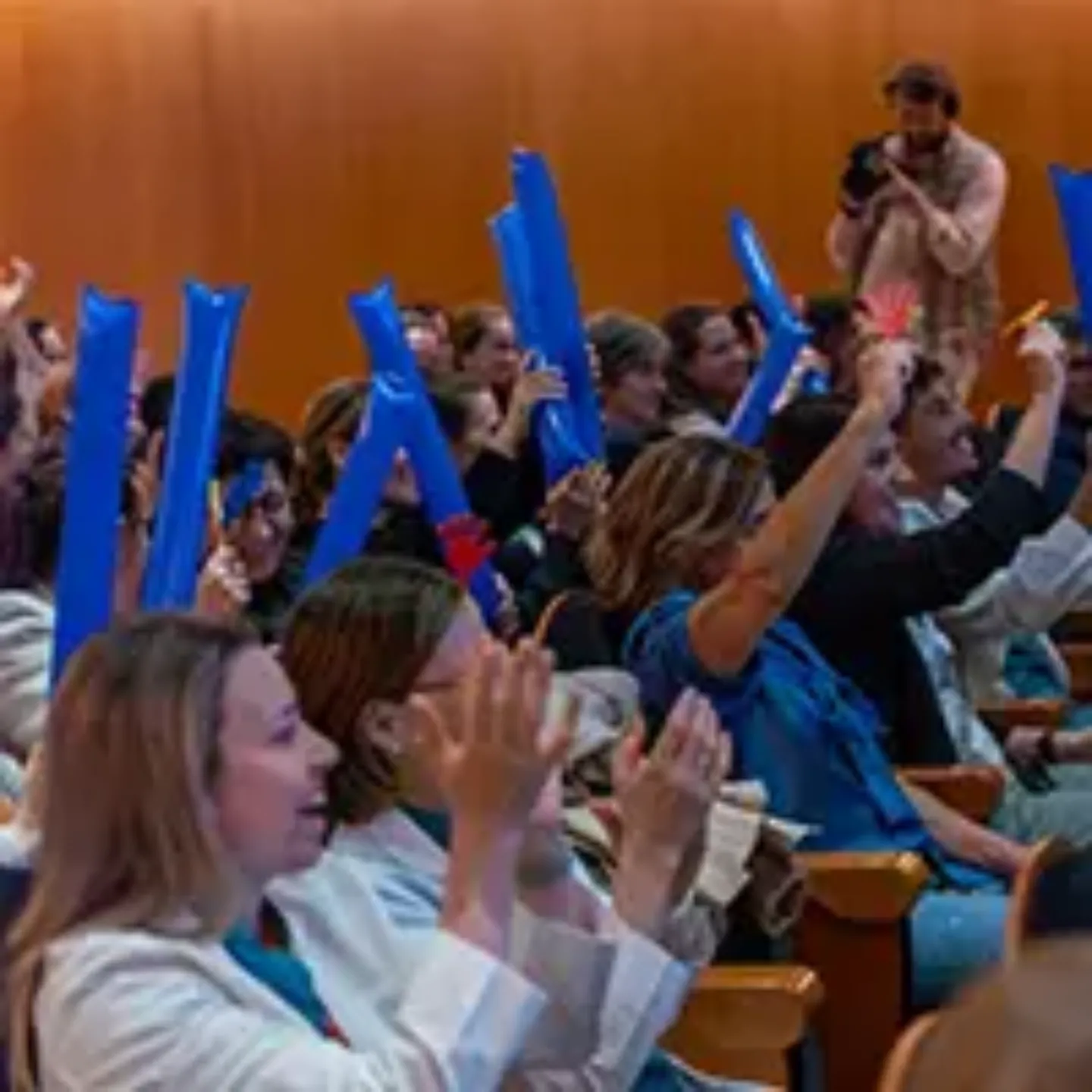 Imagen del salón de actos del Cima con enfermeras de la Clínica Universidad de Navarra celebrando la acreditación Magnet.
