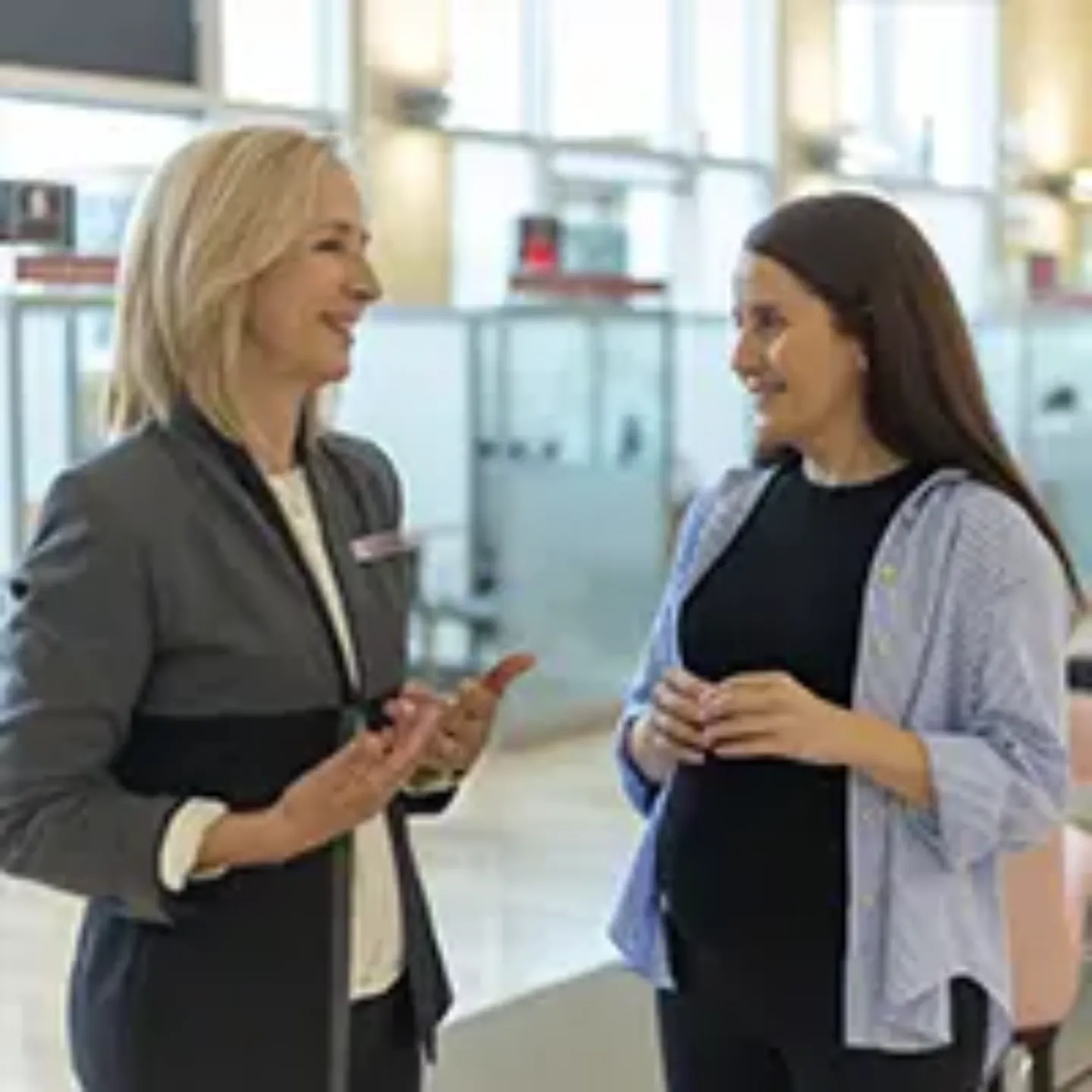 Imagen de Ana Zabaleta y Marilén Echapare hablando en la zona de Coordinación de la Clínica Universidad de Navarra. 