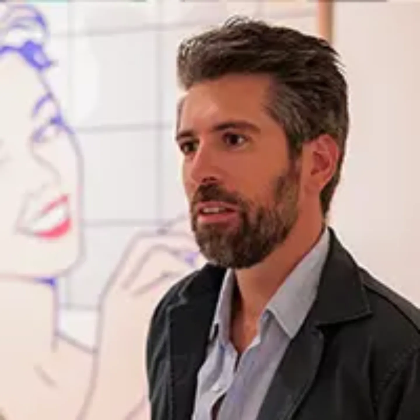 Imagen del Dr. Álvaro Cabello en el Thyssen con un cuadro detrás. Clínica Universidad de Navarra