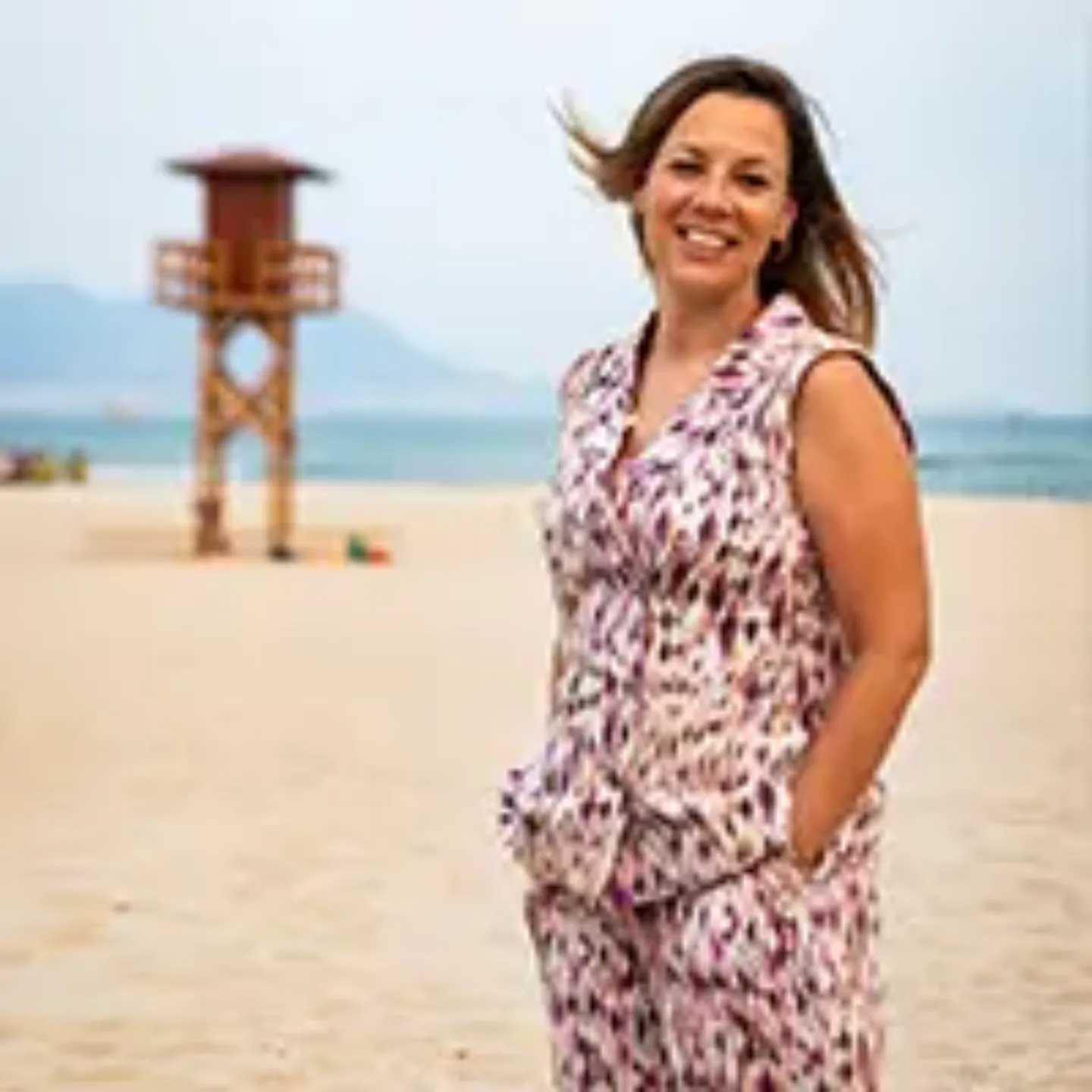 Imagen de una paciente de la Clínica Universidad de Navarra posando en la playa.