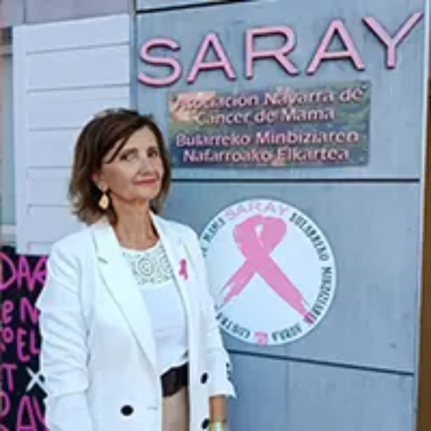 Imagen de María José Oraa, presidenta de SARAY en la entrada de la asociación.