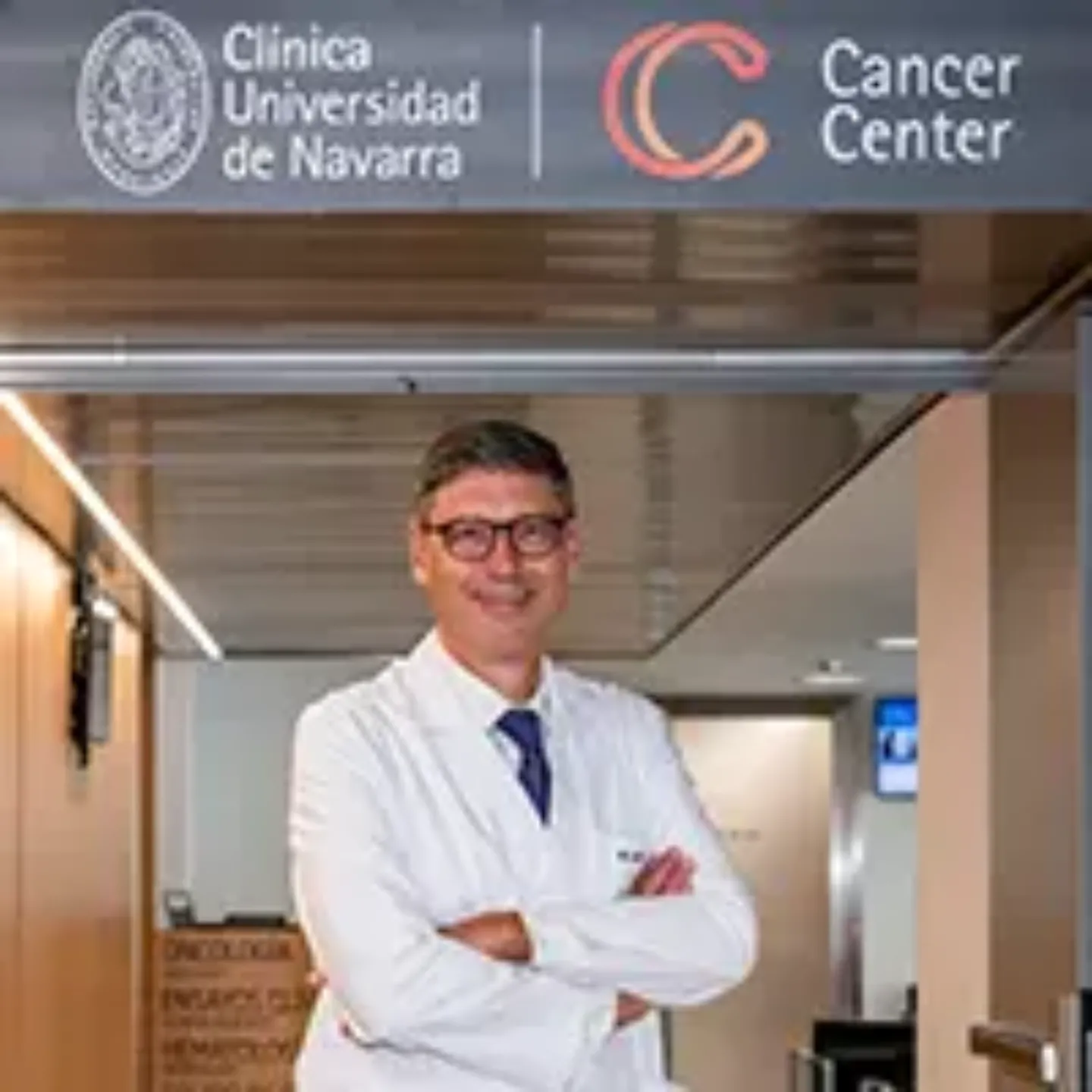 Imagen del Dr. Antonio González bajo un cartel del Cancer Center Clínica Universidad de Navarra.