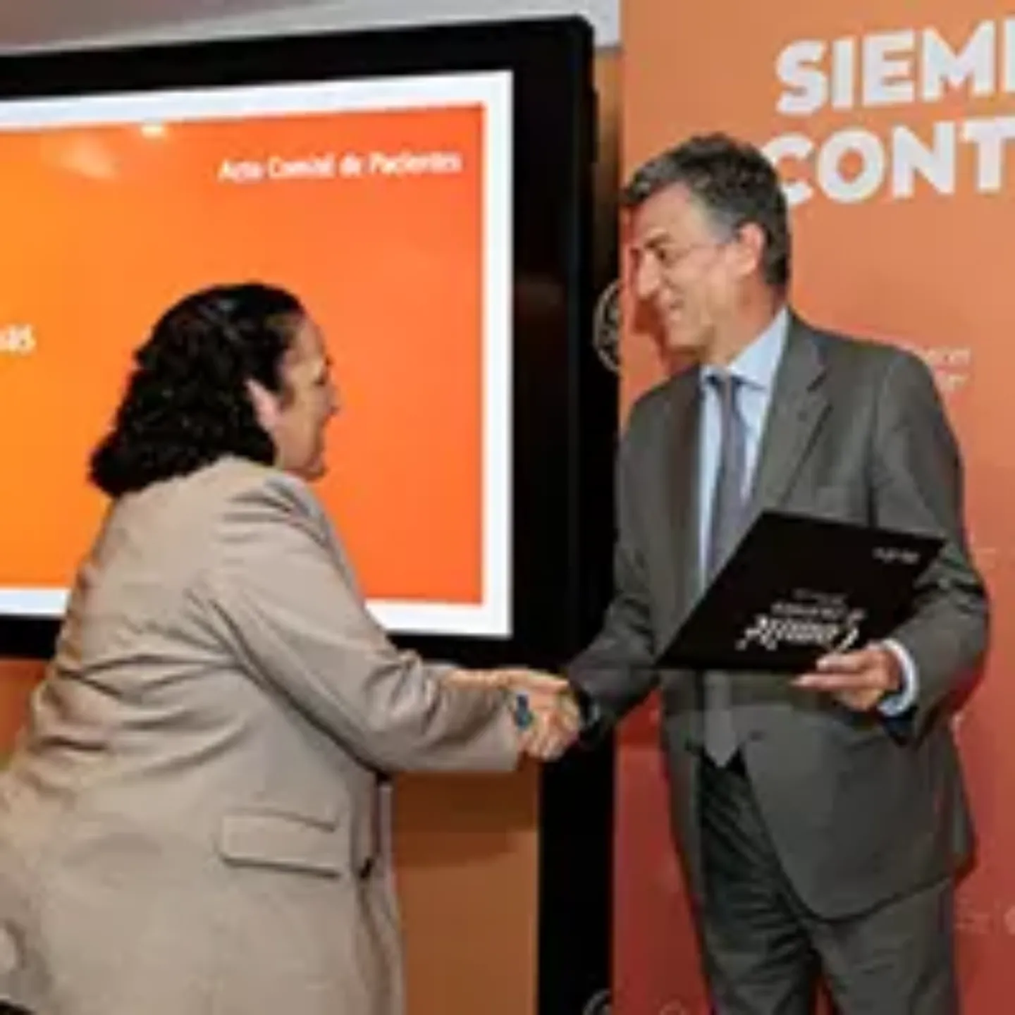 Imagen de Joseba Campos, director general de la Clínica Universidad de Navarra, saludando a una paciente del Comité de pacientes del CCUN.