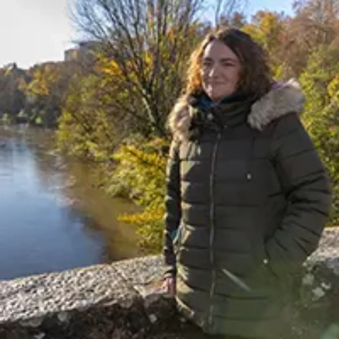 Imagen de Cristina Arellano, supervisora de la planta de Onco-hematología de la Clínica Universidad de Navarra, en el puente de la Magdalena en Pamplona. 