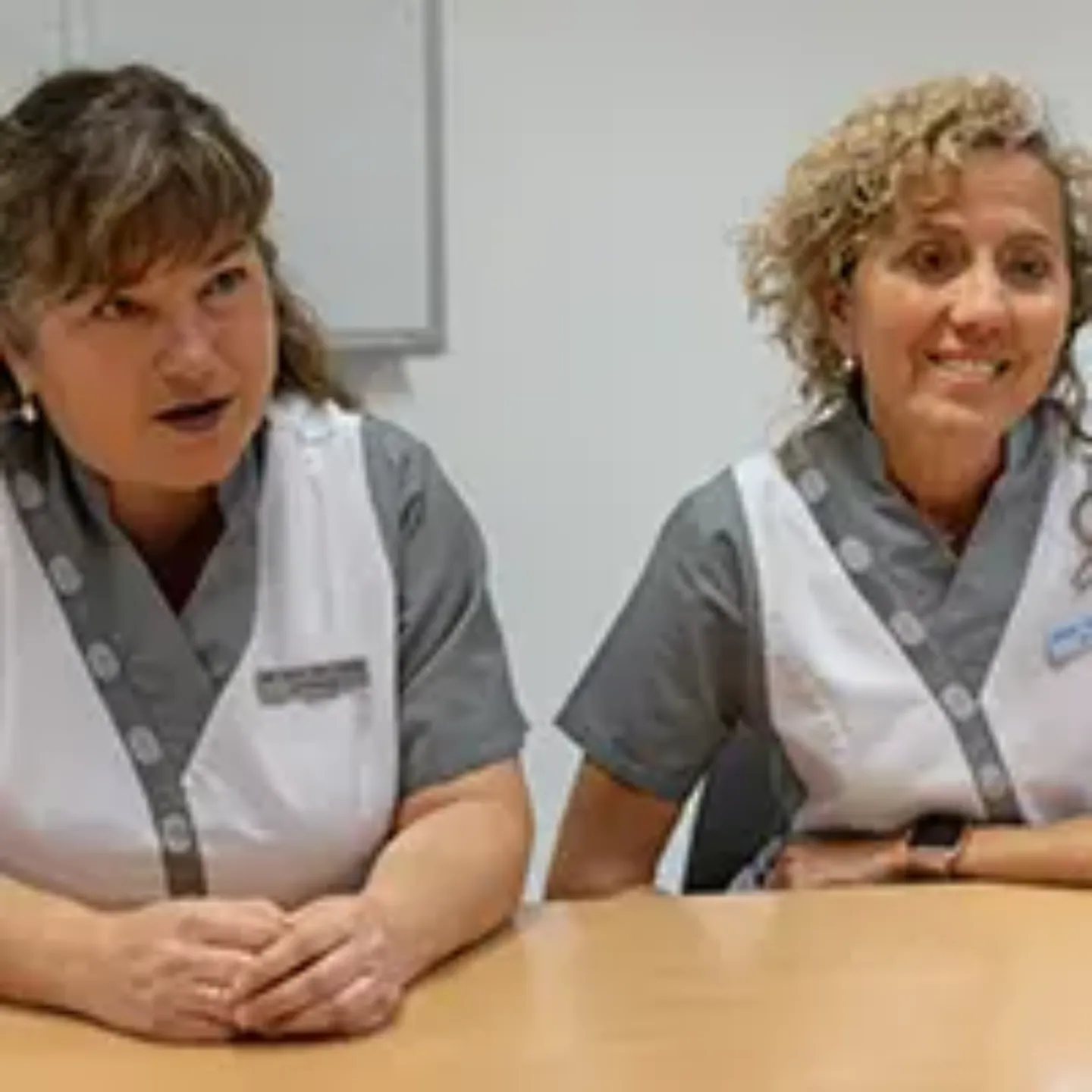 Imagen de dos enfermeras de Cardiología de la Clínica Universidad de Navarra con sus uniformes.