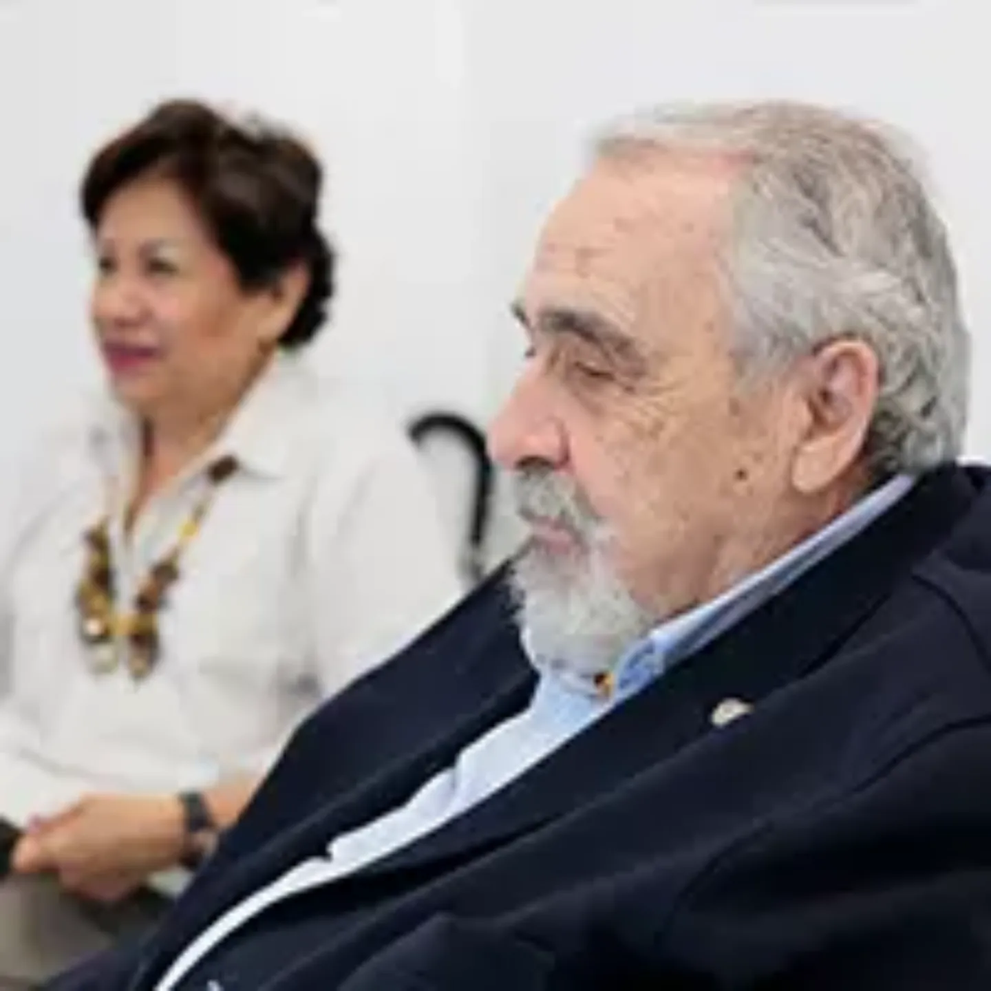 Imagen de un señor mayor y su mujer.