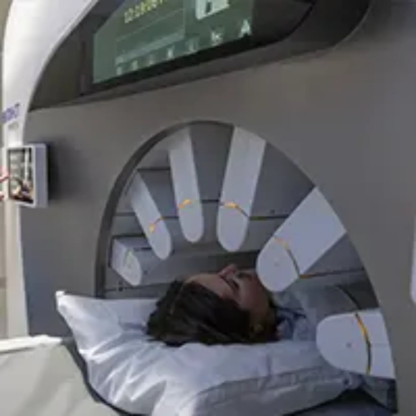 Imagen de una paciente en la gammacámara de la Clínica Universidad de Navarra.