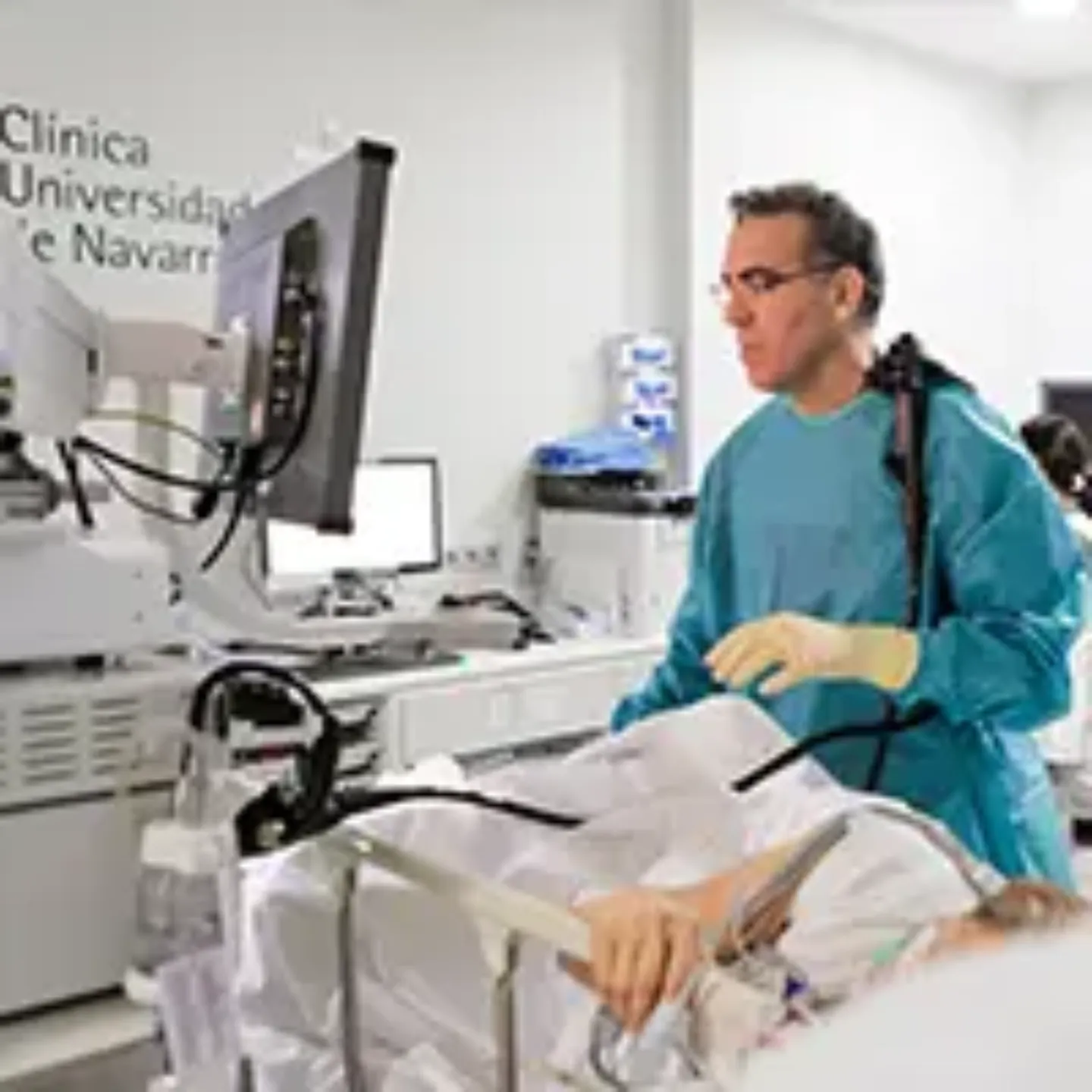 Imagen de un médico haciendo una endoscopia a una paciente.