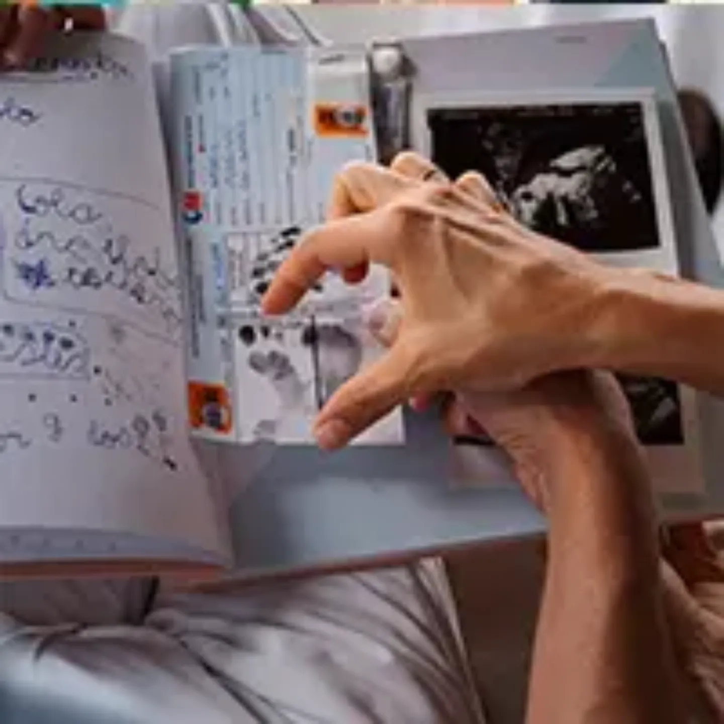 Imagen de un álbum con fotos y textos escrito a mano.