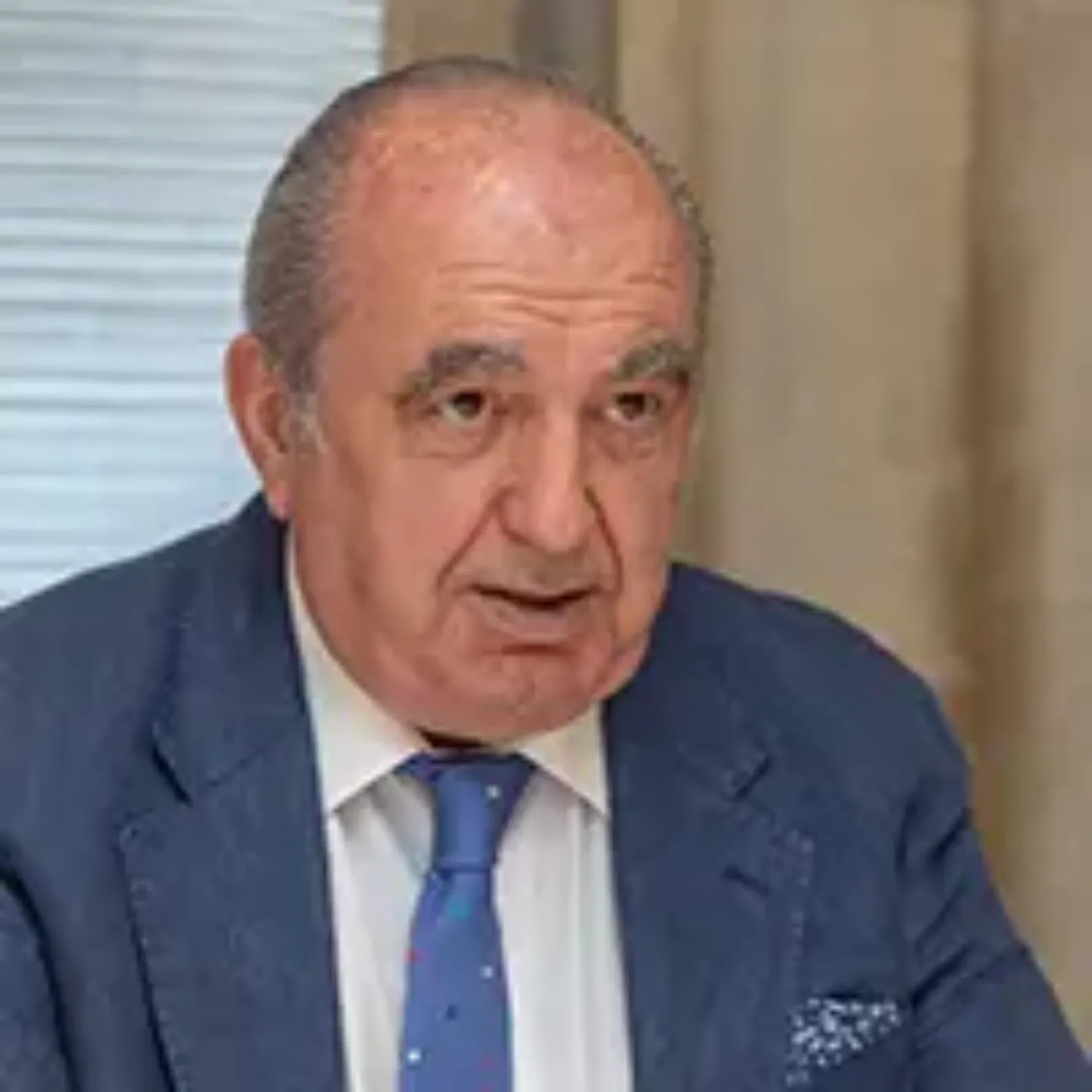 Imagen de Iñaki Idoate con traje azul y corbata.