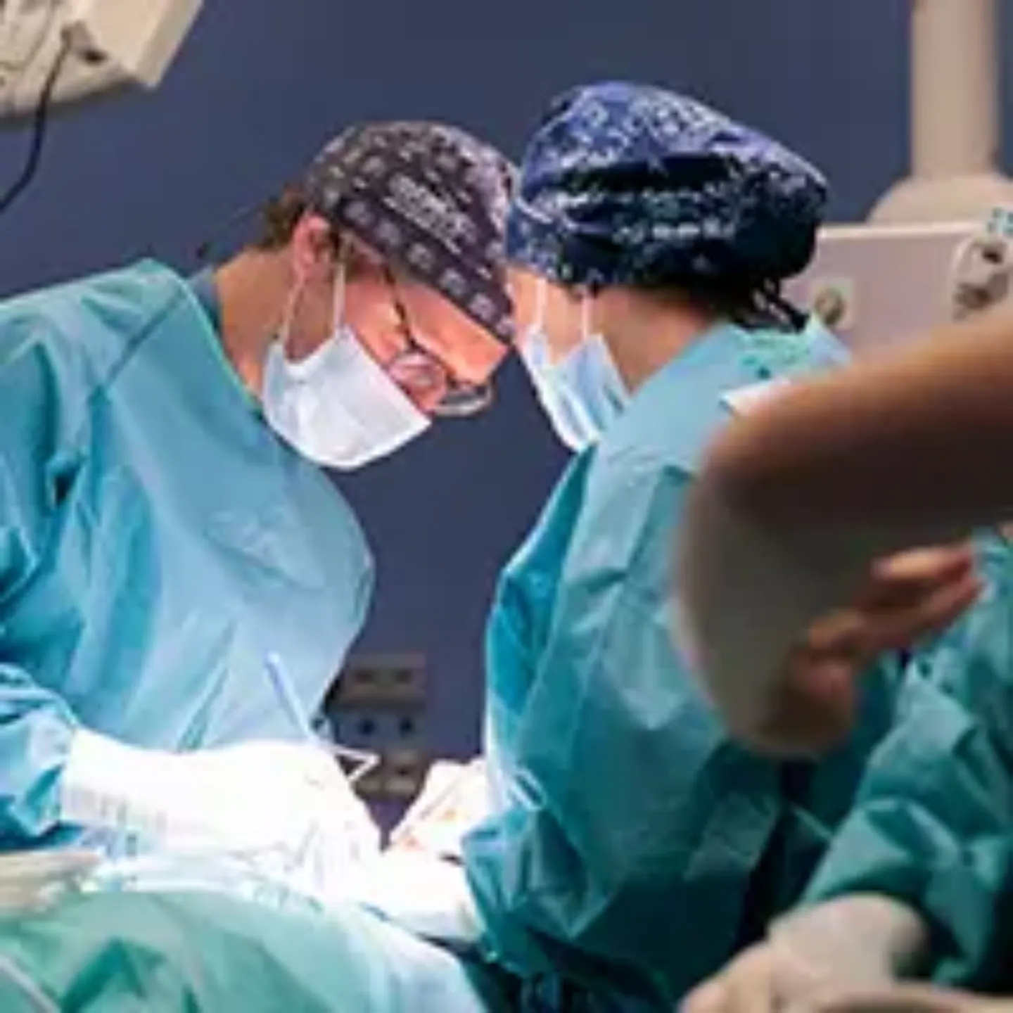 Imagen de unos médicos operando en un quirófano de la Clínica Universidad de Navarra.