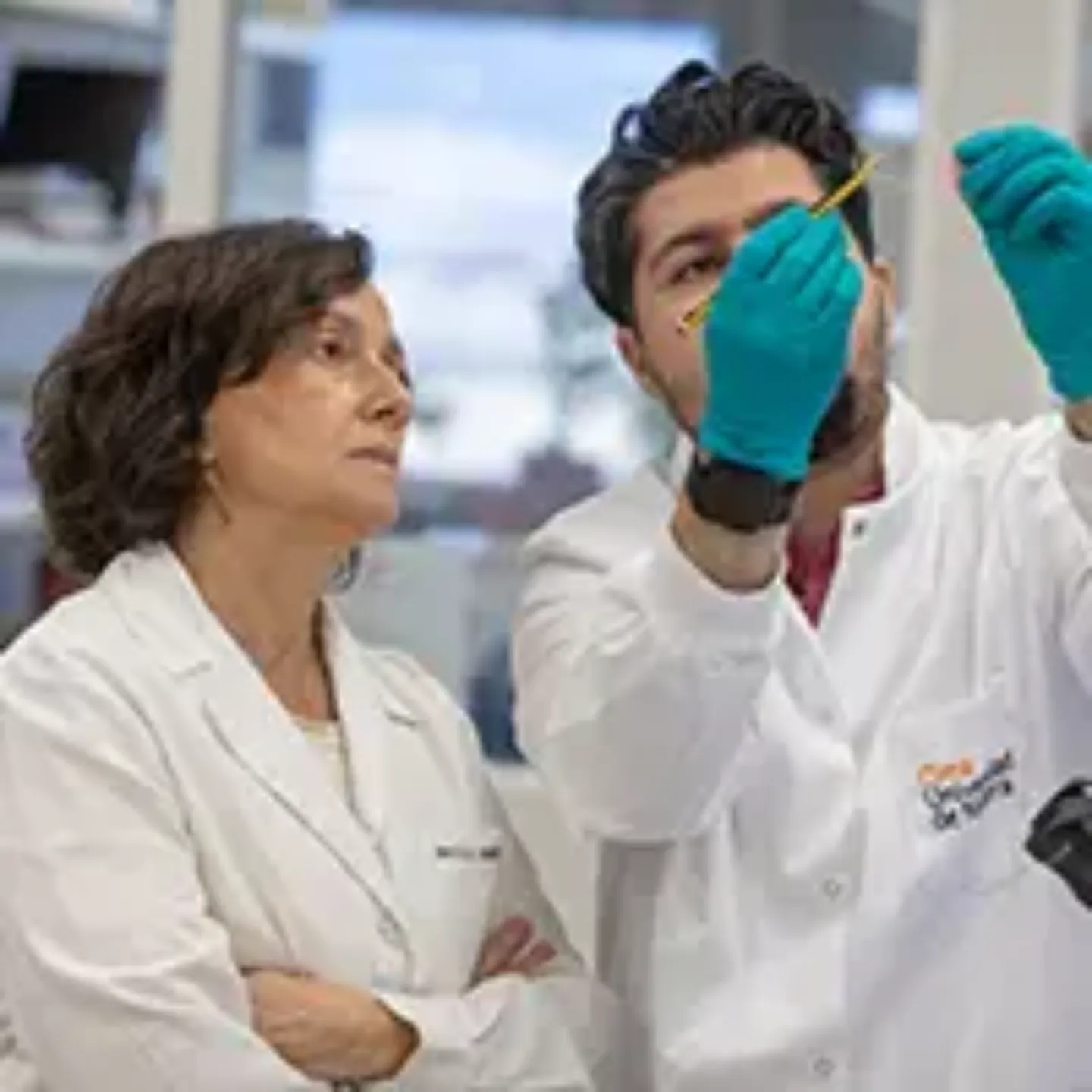 Imagen de dos investigadores en el laboratorio mirando una placa de petri.