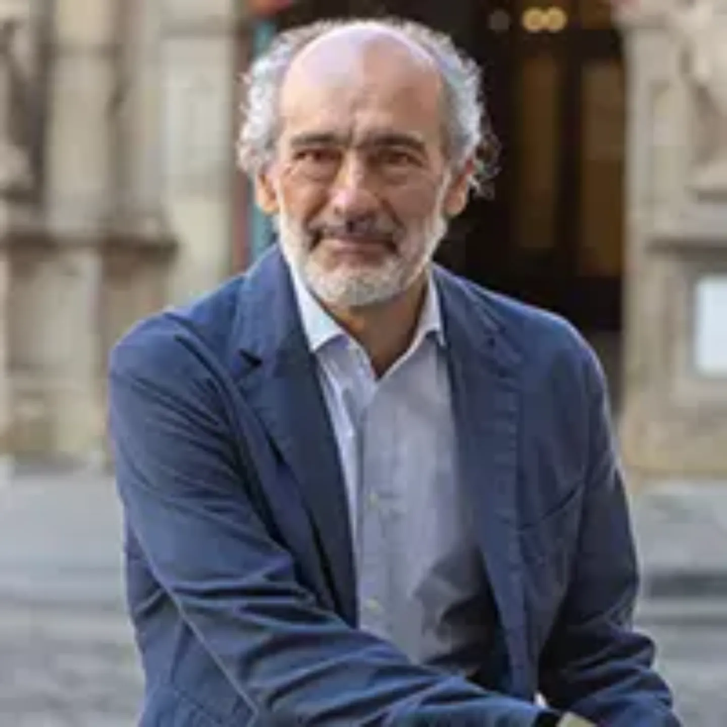 Imagen del Dr. José Ignacio Herrero, director de Medicina Interna de la Clínica Universidad de Navarra, sentado en un banco en el casco viejo de Pamplona.