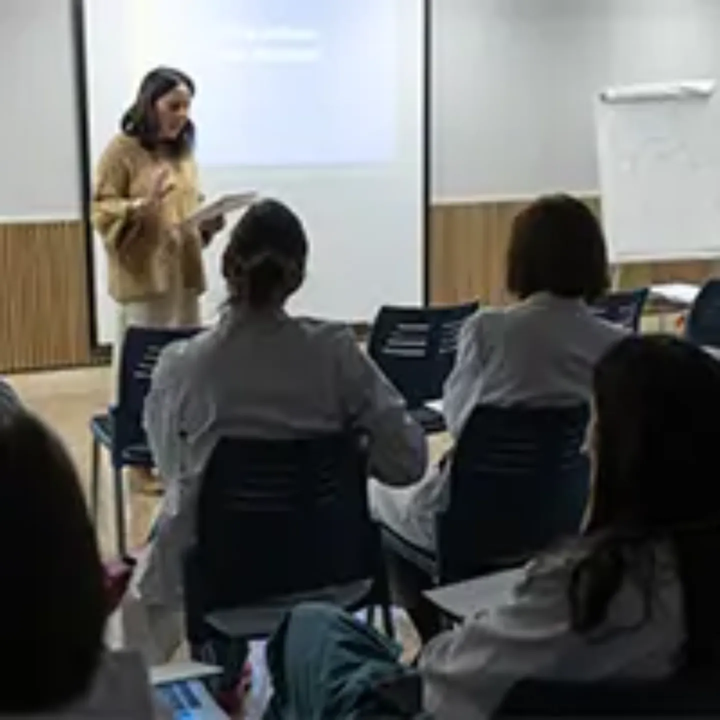 Imagen de varios médicos atendiendo a la ponente del curso de coaching para tutores de residentes. Clínica Universidad de Navarra
