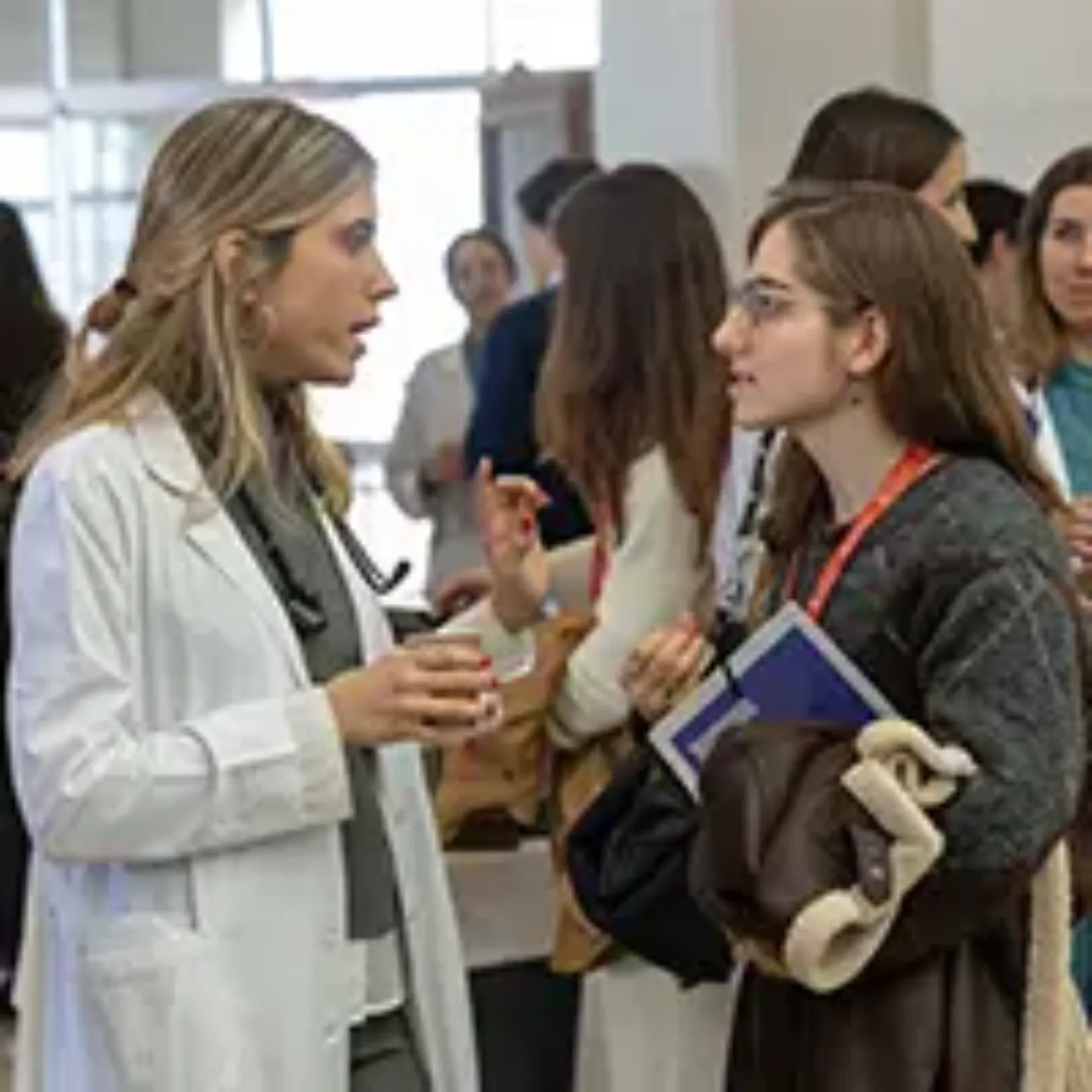 Una residente de la Clínica, junto con una futura residente, hablando durante el café en la Jornada de Puertas Abiertas. Clínica Universidad de Navarra