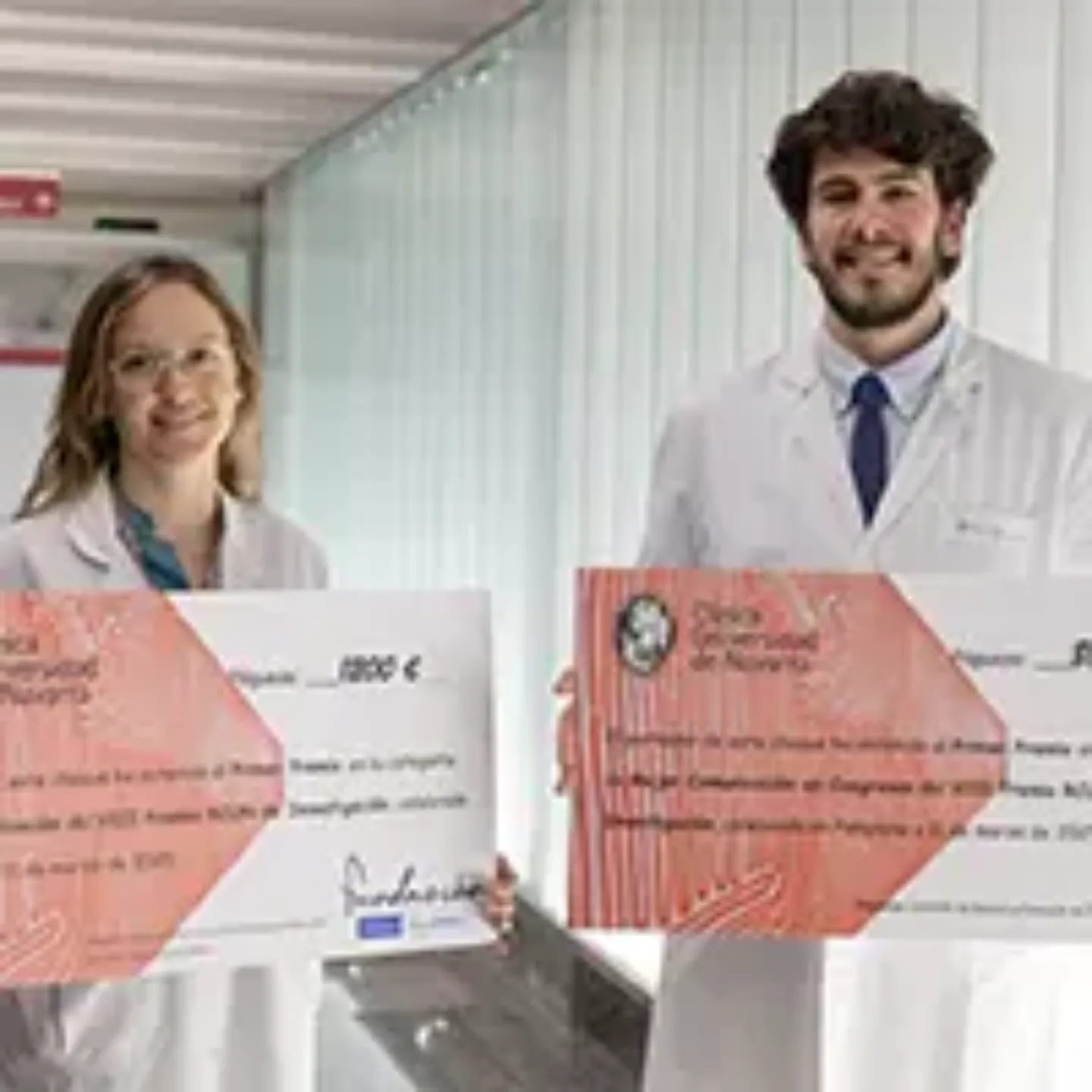 Imagen de los dos residentes ganadores de los premios RCUN de investigación. Clínica Universidad de Navarra