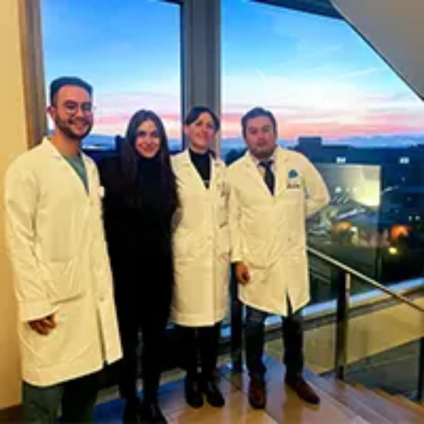 Imagen de cuatro residentes en las escaleras de la Clínica Universidad de Navarra