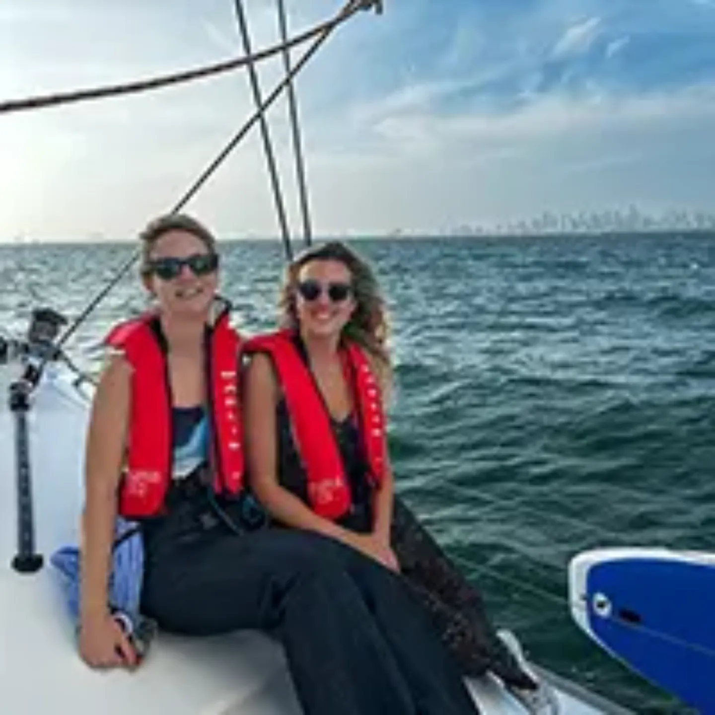 Imagen de Ruth Arias, residente de la Clínica, junto con una compañera, en un catamarán en la bahía de Melbourne. Clínica Universidad de Navarra
