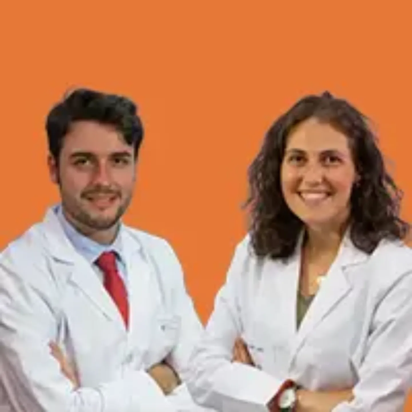 Imagen de Íñigo Arroyo y Alicia Sayés, residentes de la Clínica Universidad de Navarra, con fondo naranja.