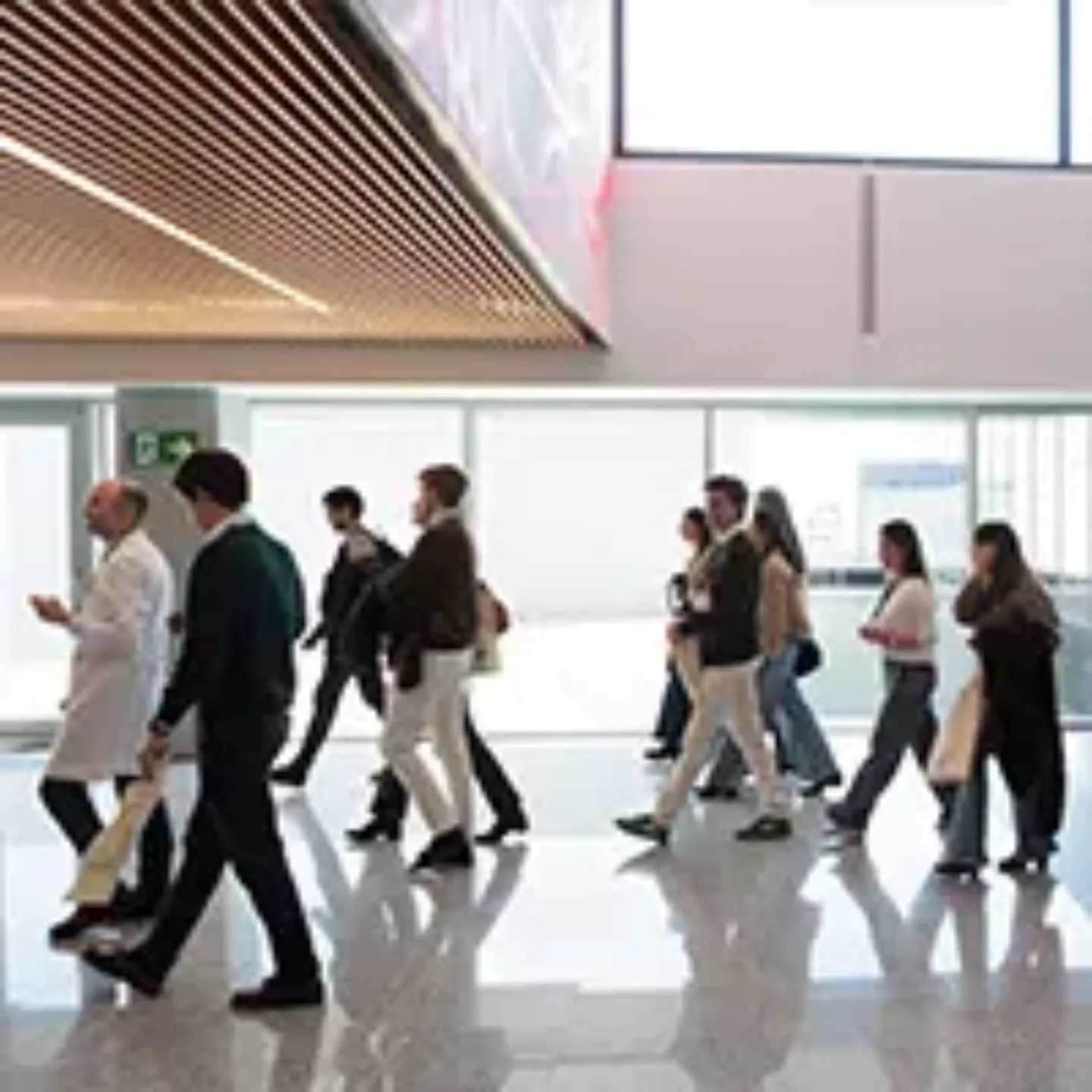 Imagen del hall de entrada de la Clínica Universidad de Navarra en Madrid con futuros residentes caminando.