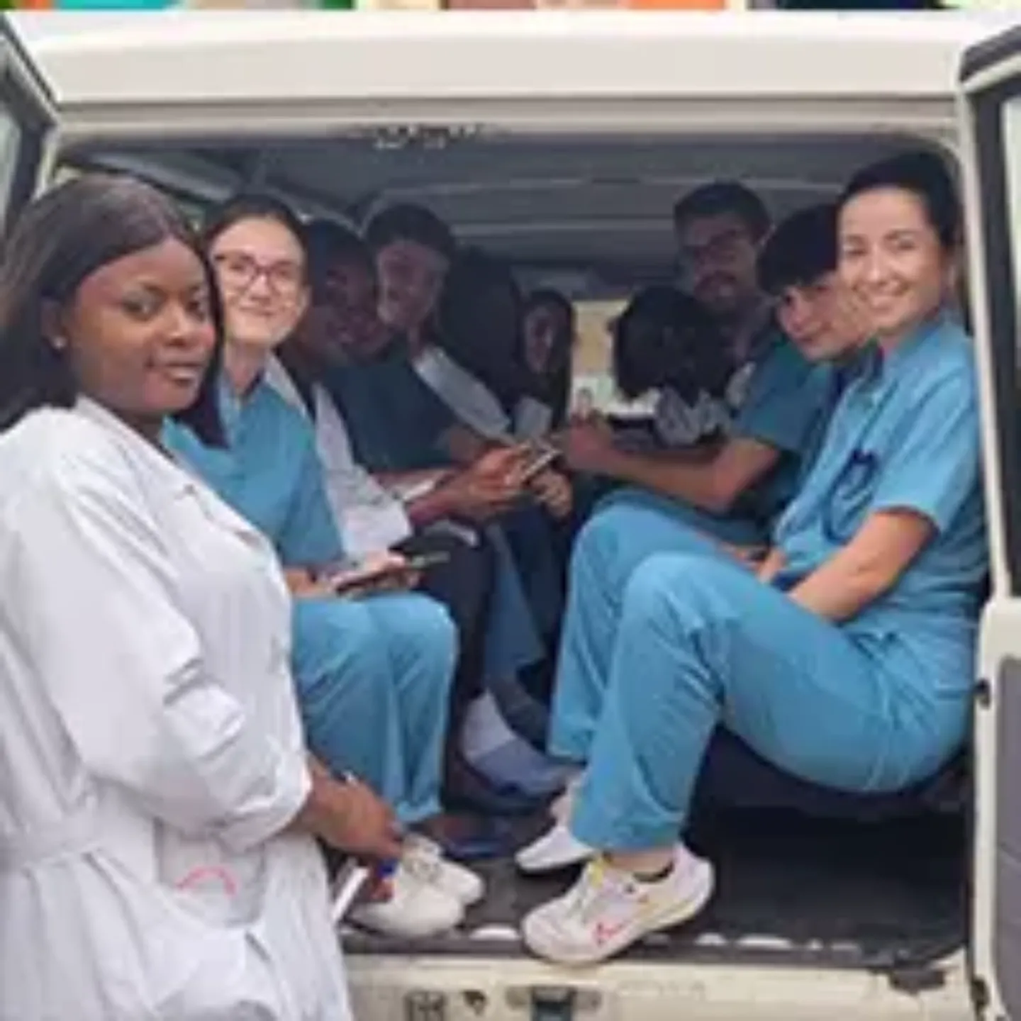 Imagen de varios médicos y residentes montados en una furgoneta en la República Democrática del Congo.