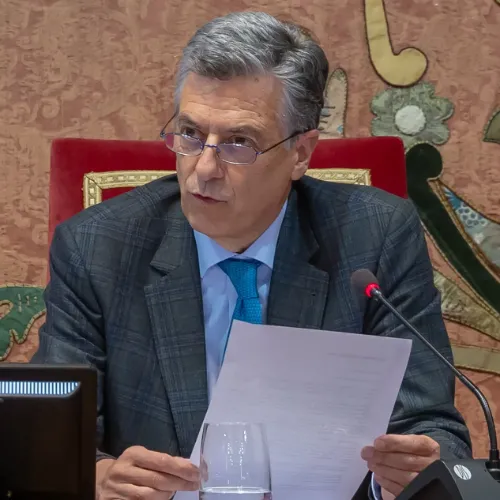 Imagen de Joseba Campos, director general de la Clínica Universidad de Navarra, dando el discurso de despedida de residentes 2026.