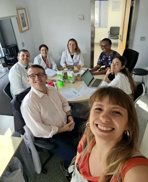 Foto de una reunión del equipo de Paliativos con personal de la Universidad Pwani para ilustrar un reportaje sobre Virginia Gathoni. 
