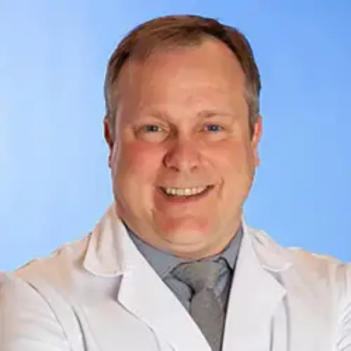 La imagen muestra al Dr. Carlos Pastor Idoate, especialista en Cirugía General de la Clínica Universidad de Navarra. El Dr. Pastor es un cirujano dedicado al diagnóstico y tratamiento quirúrgico de enfermedades, así como en la realización de cirugías de alta complejidad en especial al Cáncer Colorrectal, Proctología y Patología del Suelo Pélvico. Interés en Cirugía Mínimamente Invasiva, Laparoscópica y Robótica.