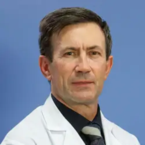 La imagen muestra al Dr. Raúl Larraga Ramos, médico estomatólogo del Departamento de Cirugía Maxilofacial de la Clínica Universidad de Navarra. El Dr. Larraga es especialista en rehabilitación oral en la Unidad Dental.