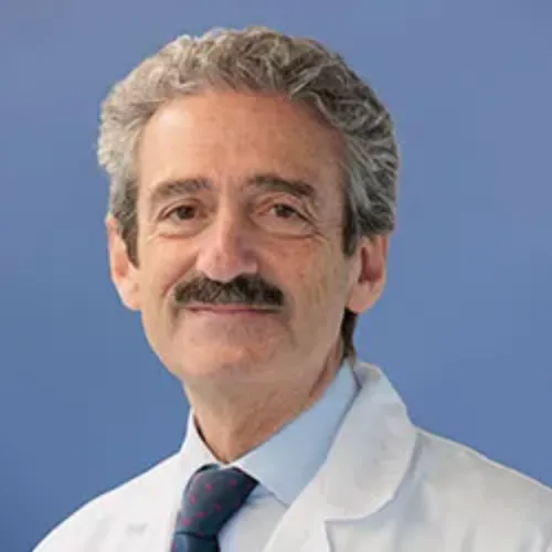 Imagen del Dr. Bruno Sangro, especialista en Medicina Interna. El Dr. Sangro trabaja en la Unidad de Hepatología de la Clínica Universidad de Navarra. Se dedica preferencialmente al estudio y tratamiento de las enfermedades hepáticas y los tumores del área hepática y biliar.