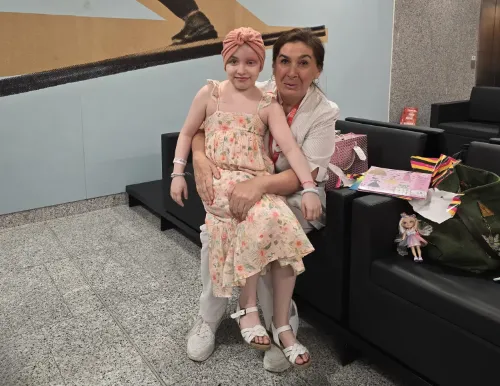 Imagen de Merche Espasandin con un paciente pediátrico. Clínica Universidad de Navarra