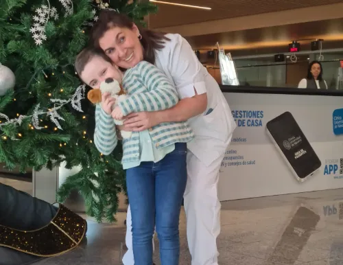 Imagen de Merche Espasandin con un paciente pediátrico en Madrid. Clínica Universidad de Navarra