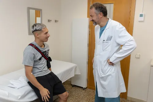 El Dr. Andrés Valentí con el jugador de Osasuna Bryan Zaragoza en los reconocimientos médicos de 2024