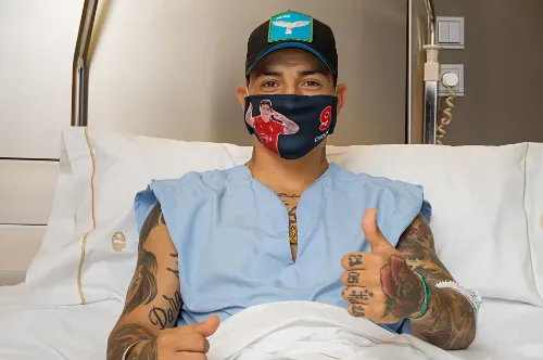 Chimy Ávila, jugador de Osasuna, en la Clínica Universidad de Navarra tras una cirugía