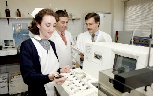 El Dr. Páramo en el laboratorio de Hematología de la Clínica Universidad de Navarra (1999)