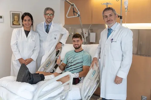 Iker Muñoz, con la Dra. Laura Olías y los Dres. Rafael Llombart y Matías Alfonso, tras su cirurgía.
