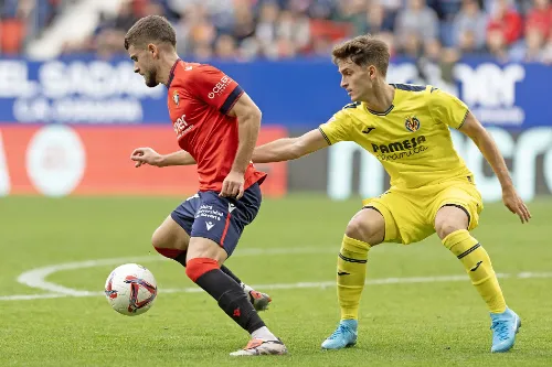 Iker Muñoz, jugador de Osasuna, durante un partido contra el Villarreal.