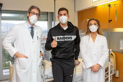 Jesús Areso, jugador de Osasuna, con el Dr. Rafael Llombart y la Dra. Marta Cabrera, tras la cirugía.