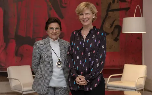 Mari Francis en una recepción con la rectora de la Universidad de Navarra, María Iraburu