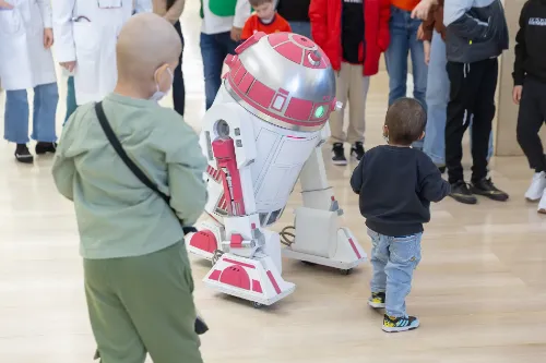 R2-KT, de The Pink Force Foundation, en su visita a los niños ingresados en la Clínica Universidad de Navarra. 