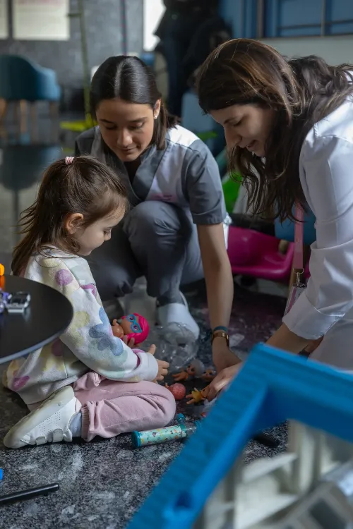 Enfermera y pedagoga de la Clínica Universidad de Navarra junto a una paciente en la planta de hospitalización pediátrica de la sede de Pamplona.