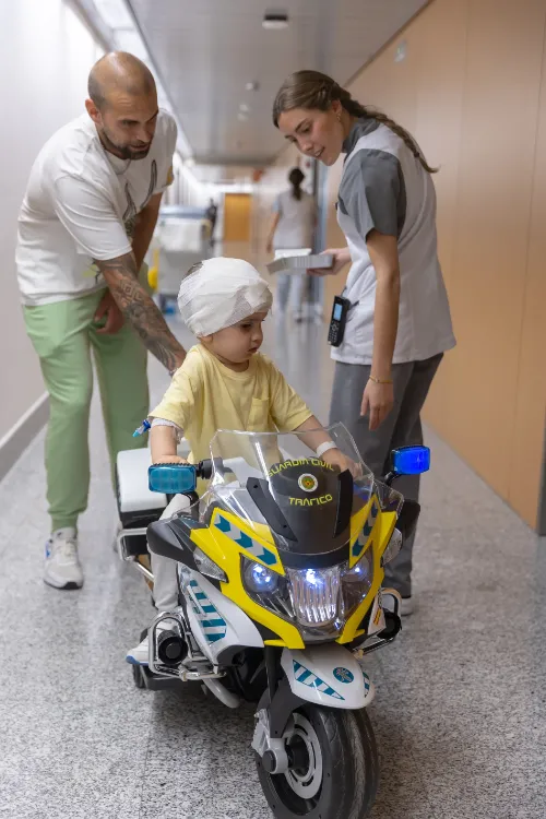 Paciente, familiar y enfermera en la planta de hospitalización pediátrica de la Clínica Universidad de Navarra en Pamplona