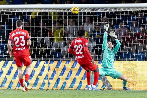 Sergio Herrera, portero de Osasuna, durante un partido.