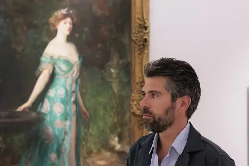 Imagen del Dr. Álvaro Cabello, cirujano plástico de la Clínica Universidad de Navarra, con el cuadro "Retrato de Millicent, duquesa de Sutherland" detrás.