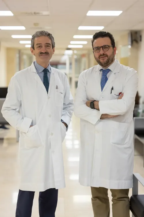 Imagen de los doctores Bruno Sangro y Josepmaría Argemí, en una pasillo de consultas de la Clínica Universidad de Navarra.