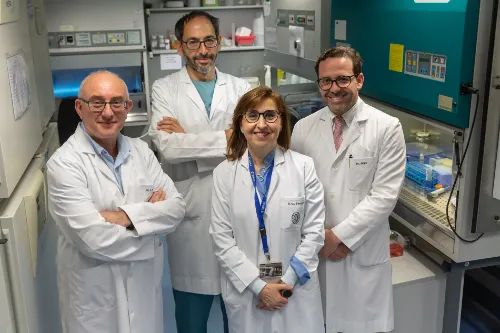 Imagen de varios investigadores en un laboratorio de la Clínica Universidad de Navarra.