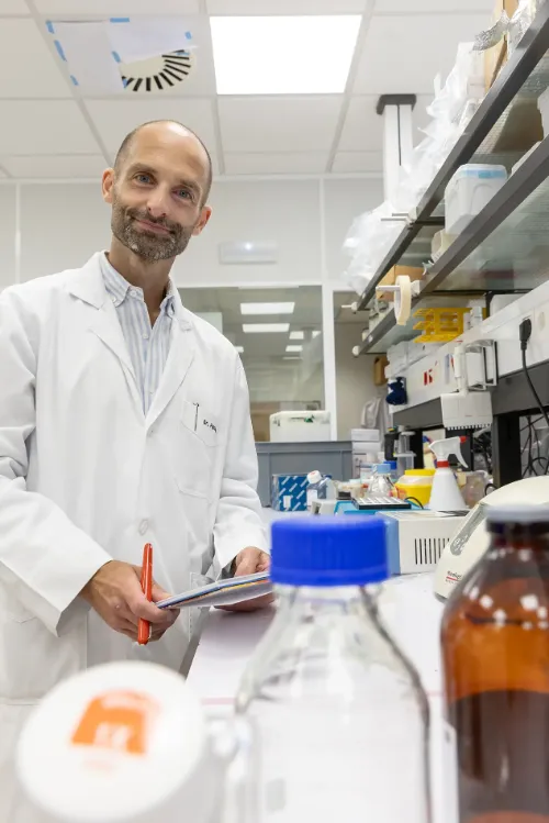 Imagen del Dr. Bruno Paiva en el laboratorio de Cima Universidad de Navarra. 