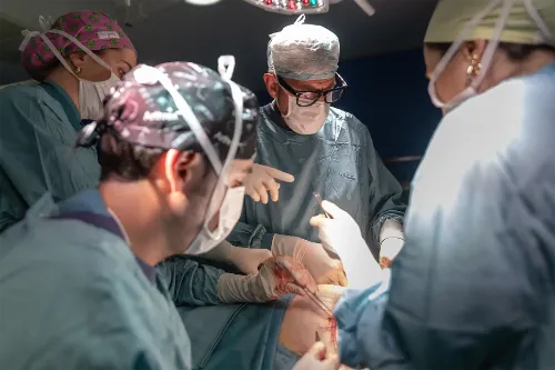 Imagen de un quirófano de la Clínica Universidad de Navarra durante una cirugía donde se ve a varios médicos del equipo de Cirugía Plástica.